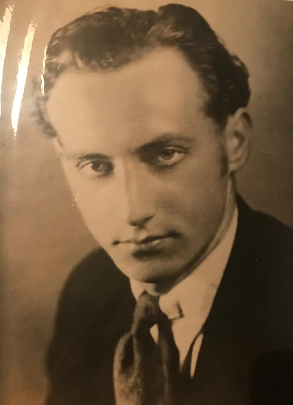 Historisches Schwarz-Weiß-Portrait Großvater